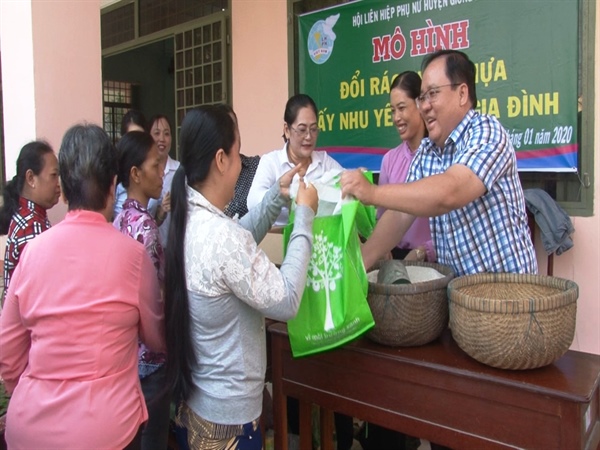 Kiên[-]Giang:[-]Mô[-]hình[-]đổi[-]rác[-]thải[-]nhựa[-]lấy[-]nhu[-]yếu[-]phẩm